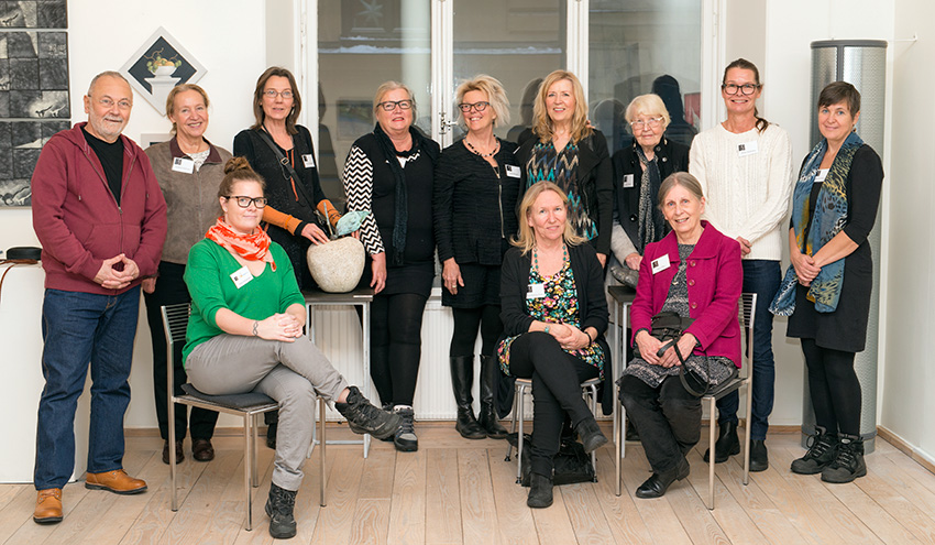 Edessä: Salla Vartiainen, Pirjo Backman Piroth, Pirjo Shur. Takana: Tibor Jaeger, Sinikka Malinen, Ulla Honkanen, Anna-Liisa Åstrand, Silja Wager, Kirsi Myr, Liisa Trevid, Riitta Kalenius, Eya Le Wartie. Kuvasta puuttuu: Anja Keskinen Reuterswärd ja Natte Hillerberg