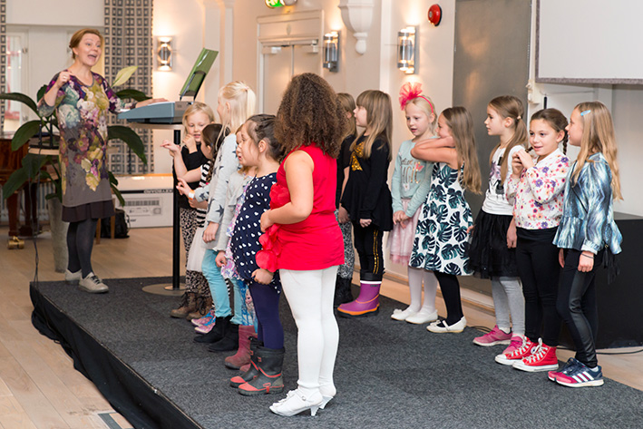 Messujen avaus: Botkyrkan ruotsinsuomalaisen koulun oppilaat esittivät Risto Räppääjä -musiikkia.