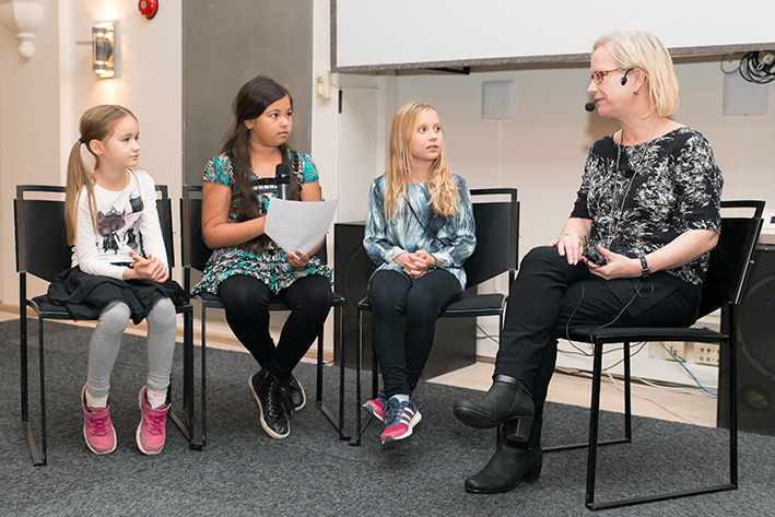 Kirjailija Sinikka Nopola Risto Räppääjä -kirjoista, Botkyrkan ruotsinsuomalaisen koulun oppilaat haastattelevat. 