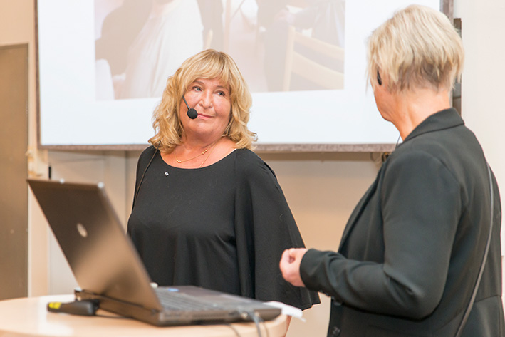 Suomen instituutin kirjastonhoitaja Anna-Leena Forsberg ja kirjailija Päivi Hällström