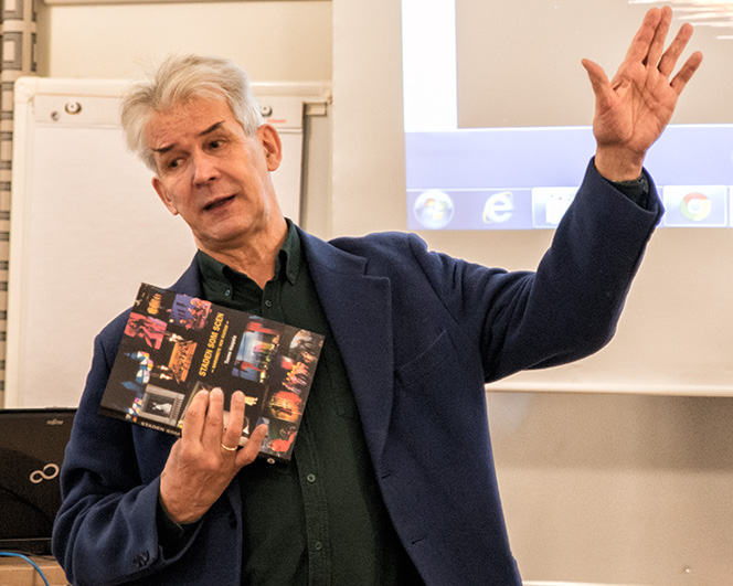 Muusikko Tuomo Haapala kertoi kaupunkiprojekteistaan ja kirjastaan.