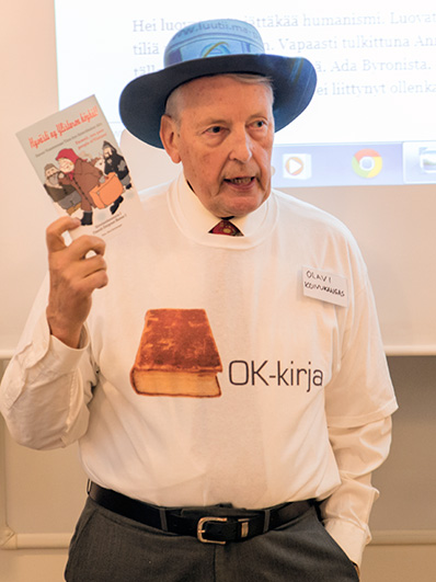 Professori Olavi Koivukangas kertoi Siirtolaisvitsikirjastaan.
